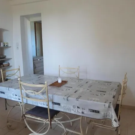 Paul A 12 Km De La Roquebrune-sur Argens