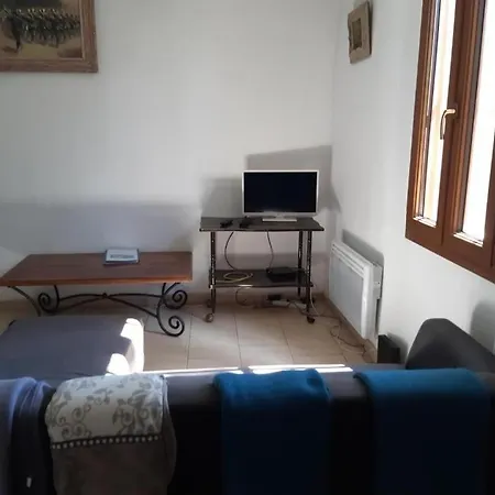 Paul A 12 Km De La Roquebrune-sur Argens